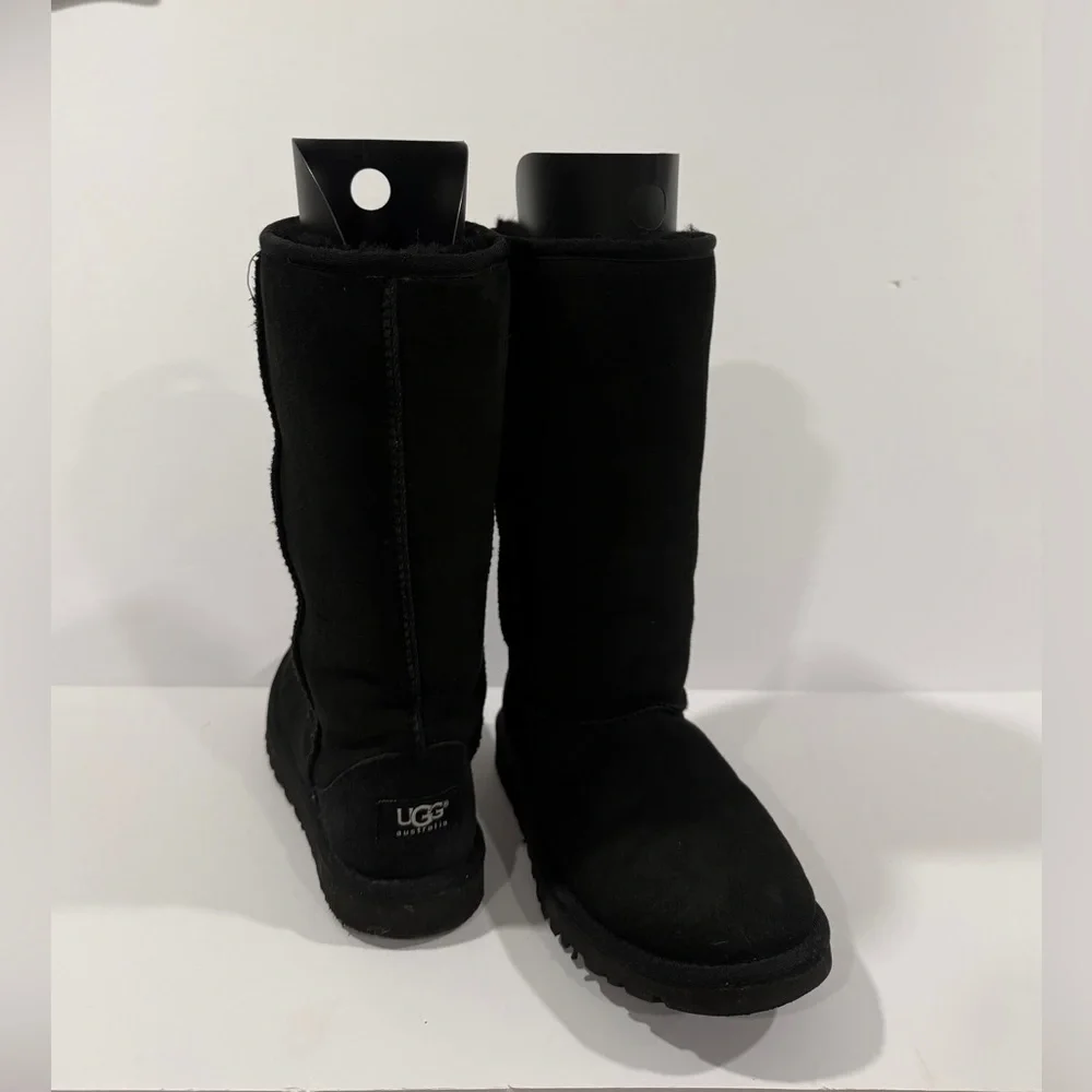 UGG Classic II Tall Boots Big Girl Size 4 Black Fits Women’s 6 Suede Sheepskin